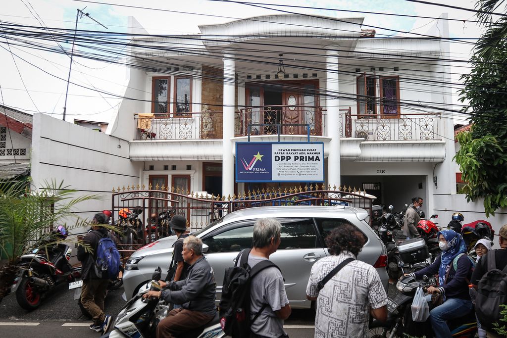 Lalu-lalang kendaraan bermotor dan wartawan di depan kantor DPP Partai Rakyat Adil Makmur (Prima), Jakarta, Jumat (3/3/2023). Dewan Pimpinan Pusat (DPP) Prima menegaskan, partainya tidak berniat untuk menunda pelaksanaan pemilu. Namun, Prima menggugat KPU atas perkara perbuatan melawan hukum yang membuat Prima tidak lolos sebagai peserta pemilu. Gugatan tersebut ditangani PN Jakarta Pusat dan berujung pada putusan penundaan pemilu.