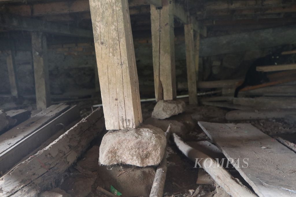 Rumah panggung kayu didirikan di atas batu agar bisa meredam guncangan gempa, di Pansur Napitu, Kecamatan Siatas Barita, Kabupaten Tapanuli Utara, Sumatera Utara, Minggu (2/10/2022). Rumah berusia 80-100 tahun itu bertahan meskipun sudah beberapa kali diguncang gempa.