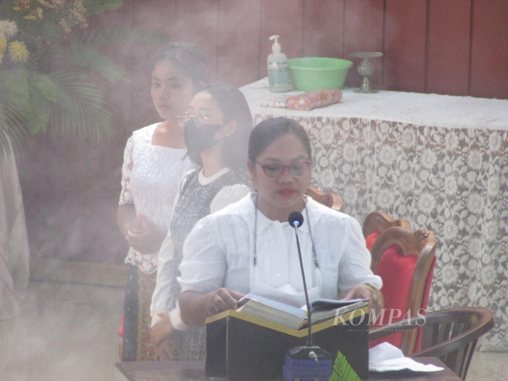 Seorang perempuan dari kelompok umat basis St Yohanes Pembatis Paroki Penfui membawakan mazmur pada misa Minggu Paskah di Kupang, Minggu (17/4/2022). 