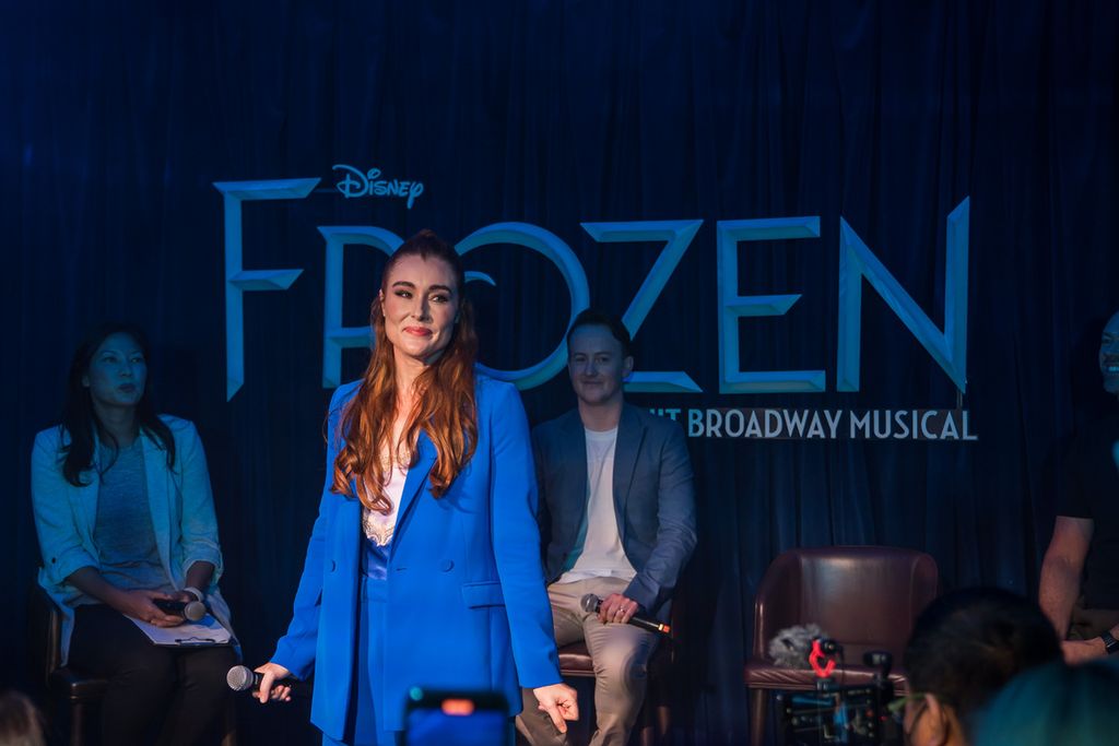 Jemma Rix menyanyikan lagu Monster saat jumpa pers peluncuran Disney's Frozen: The Hit Broadway Musical di Singapura, Selasa (15/11/2022).