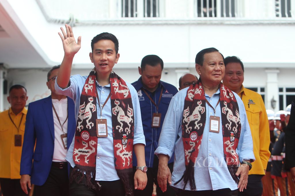 Prabowo dan Gibran tiba di gedung KPU, Jakarta, untuk mendaftar sebagai pasangan bakal capres cawapres pada Pemilu 2024, Rabu (25/10/2023). 