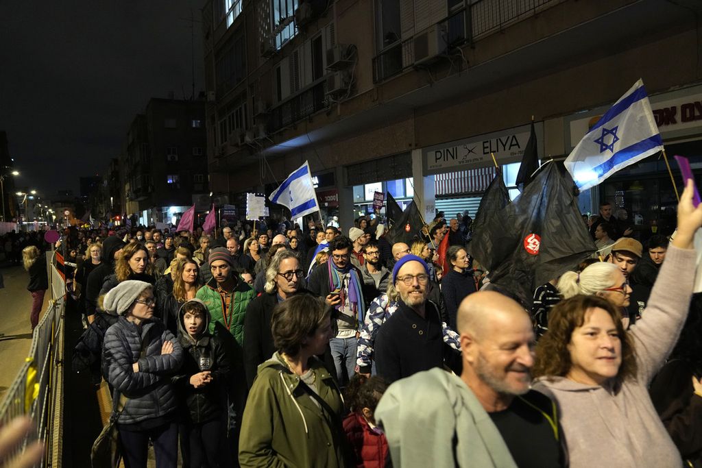 Warga Tel Aviv melakukan long march, Sabtu (7/1/2023), menentang pemerintahan baru Israel yang diisi oleh politisi sayap kanan.