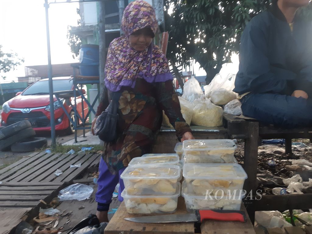 Wadah berisi durian yang dipajang di Pasar Buah Jakabaring, Palembang, Rabu (4/5/2022). Durian menjadi salah satu buah kegemaran warga Palembang dan pendatang.