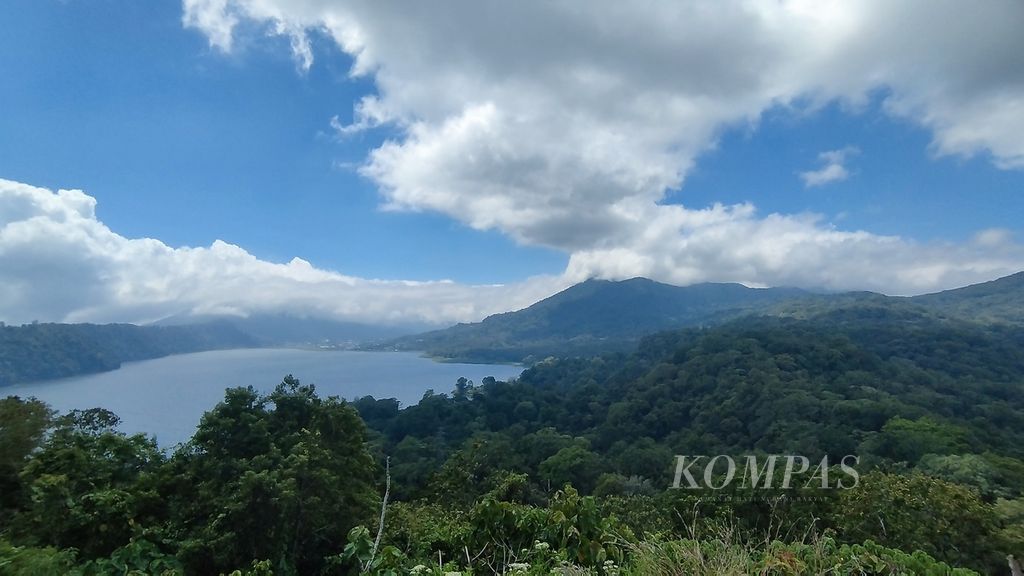 Lanskap hutan adat dari Masyarakat Adat Dalem Tamblingan bernama Alas Mertajati di Buleleng, Bali, Senin (18/9/2023). Alas Mertajati merupakan hutan adat yang disucikan dan dijaga kelestariannya oleh Masyarakat Adat Dalem Tamblingan.