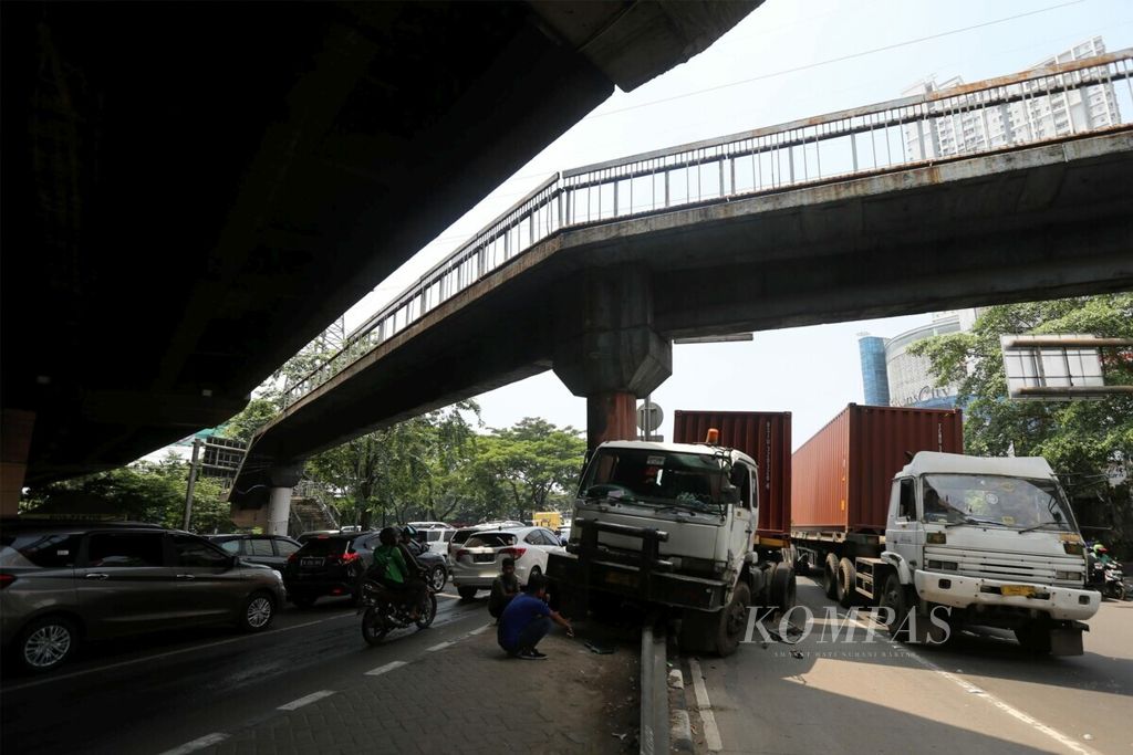 Truk kontainer menabrak pembatas jalan Prof Dr Latumenten, Grogol Petamburan, Jakarta Barat, setelah terlibat dalam tabrakan beruntun, Sabtu (6/4/2019). Tabrakan yang melibatkan tiga kendaraan itu berawal dari truk kontainer yang remnya blong.