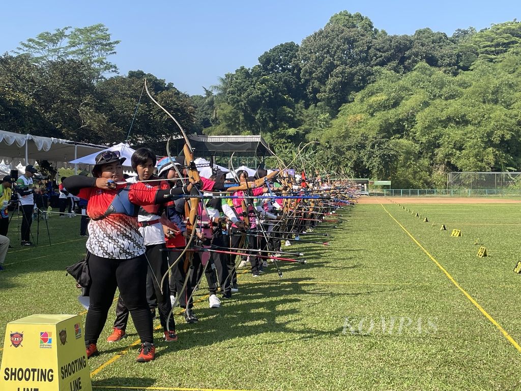 Para peserta Kejuaraan Nasional Panahan Yunior 2023 bersiap melepaskan anak panah di Lapangan Jakarta Japanese Club Ground, Sentul, Kabupaten Bogor, Rabu (19/7/2023) pagi. Sebanyak 578 atlet dari kelompok usia 15 tahun (U-15) dan 18 tahun (U-18) itu berasal dari 28 provinsi di seluruh Indonesia.