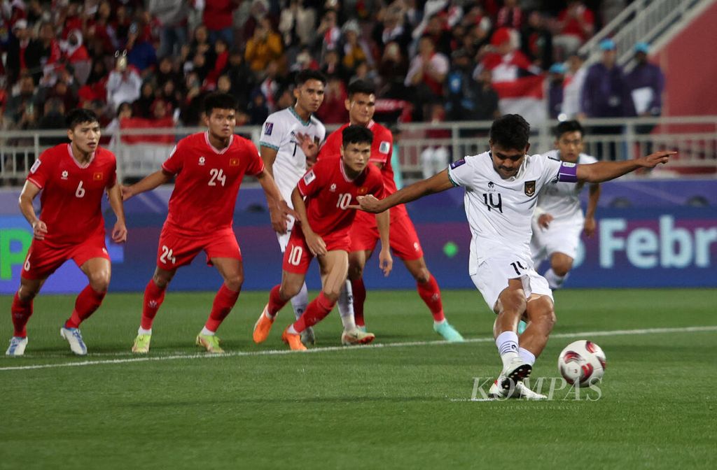 Kapten Indonesia, Asnawi Mangkualam, mencetak gol dari titik penalti saat melawan Vietnam di penyisihan Grup D Piala Asia 2023 di Stadion Stadion Abdullah bin Khalifa, Doha, Jumat (19/1/2024). Indonesia menang 1-0 atas Vietnam dan membuka peluang lolos ke babak selanjutnya. 