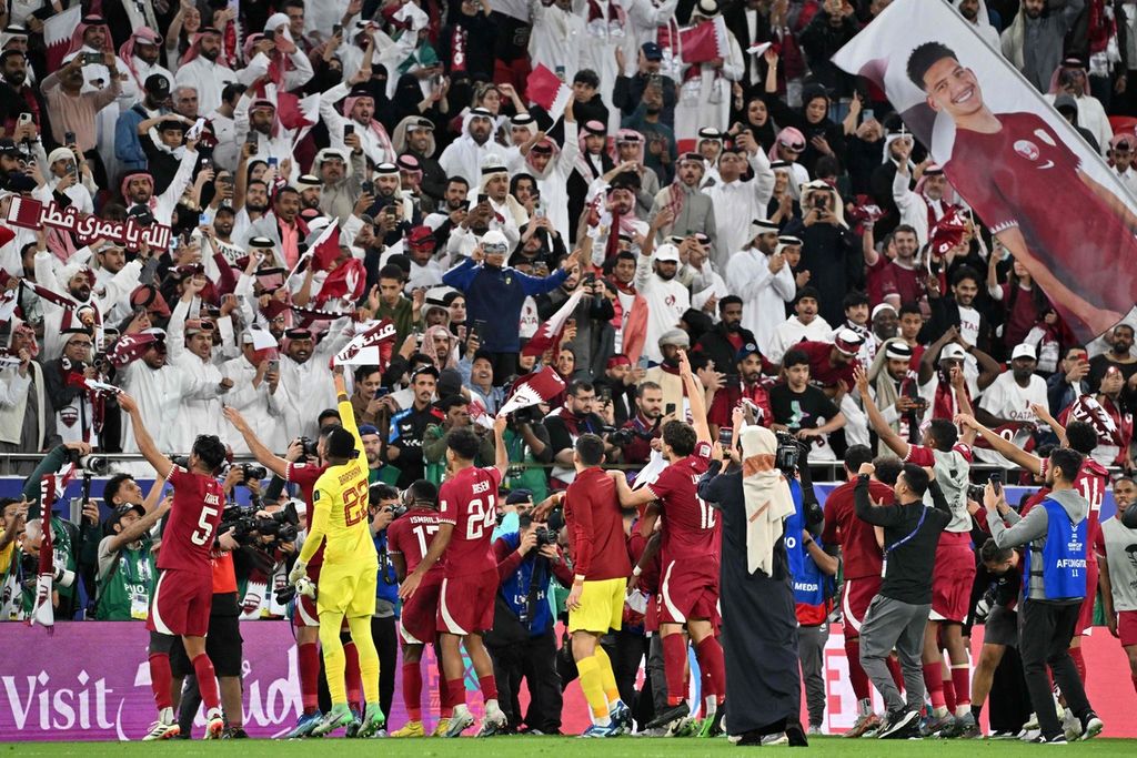 Para pemain Qatar menyambut pendukung seusai mengalahkan Iran, 3-2, di semifinal Piala Asia, Rabu (7/2/2024). Di final, Qatar ditantang Jordania. 