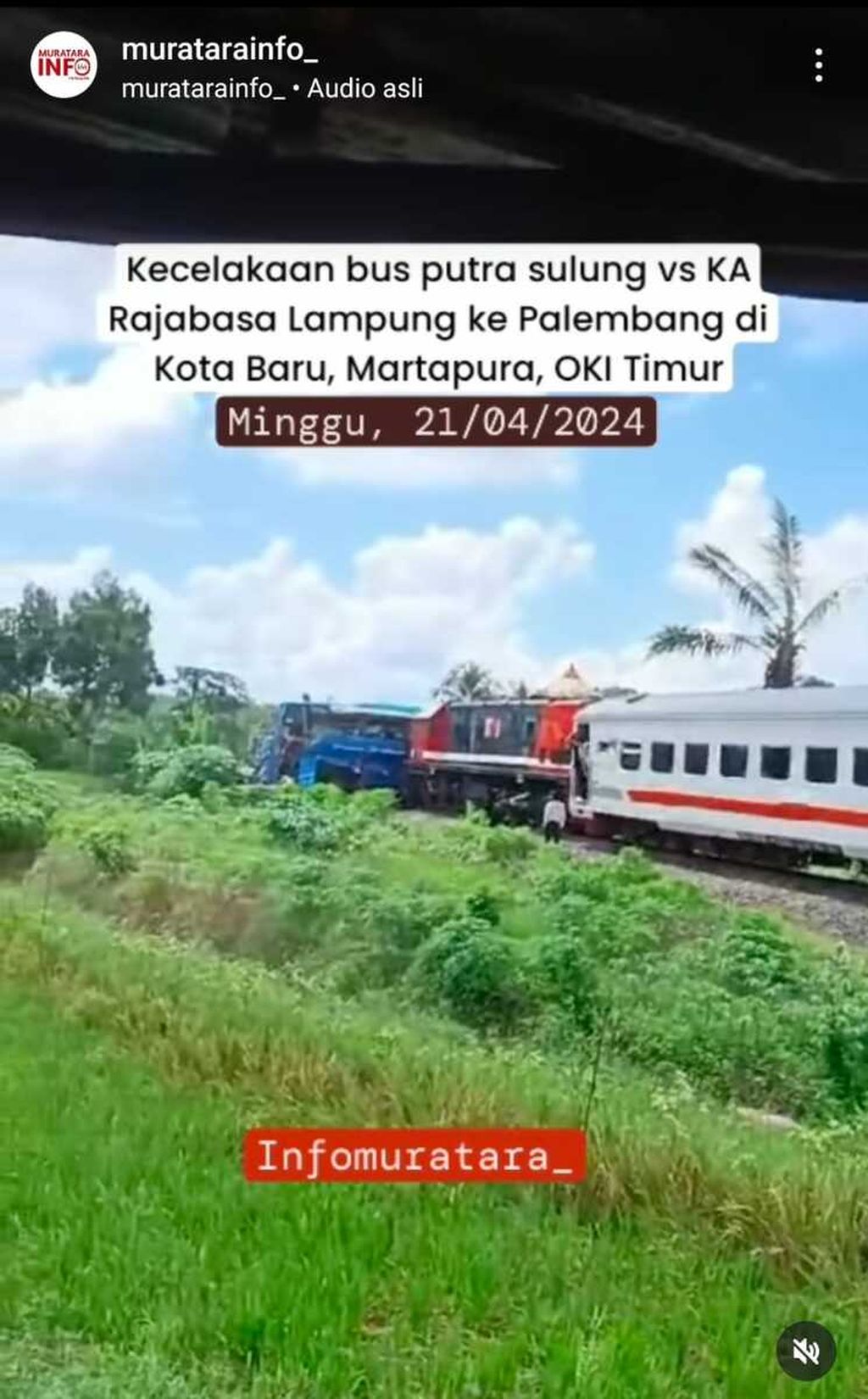 Tangkapan layar bus Putra Sulung rute Belitang-Jakarta yang tertabrak Kereta Api Rajabasa di pelintasan sebidang di kawasan Martapura, Ogan Komering Ulu Timur, Sumsel, Minggu (21/4/2024).