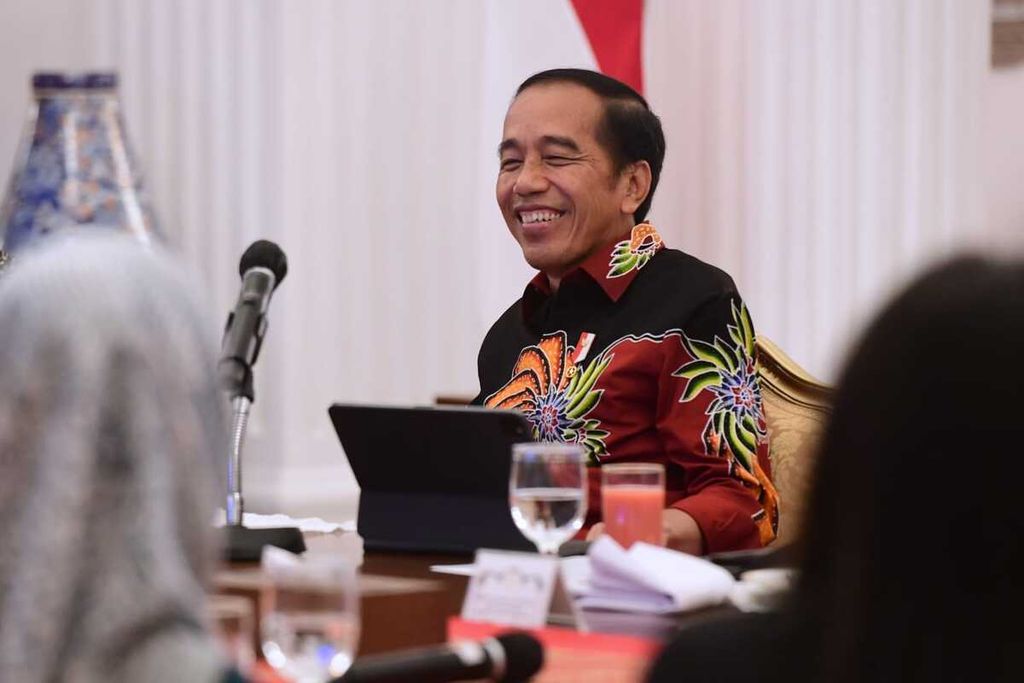 Presiden Joko Widodo bersilaturahmi secara langsung dengan para wartawan istana di Istana Negara, Jakarta, pada Selasa, 10 Januari 2023. Dalam pertemuan yang berlangsung santai tersebut, Presiden dan para wartawan dapat berdiskusi secara langsung mengenai isu-isu terkini dari perspektif publik dan juga pemerintah.