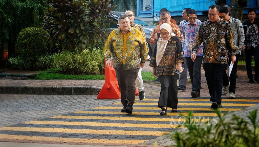 Rombongan Panitia Seleksi Calon Pimpinan dan Dewan Pengawas Komisi Pemberantasan Korupsi (KPK) Masa Jabatan 2024-2029 berjalan bersama menuju lobi Gedung Utama Kementerian Sekretariat Negara, Jakarta, untuk memberi keterangan pers setelah menggelar rapat, Jumat (31/5/2024). 