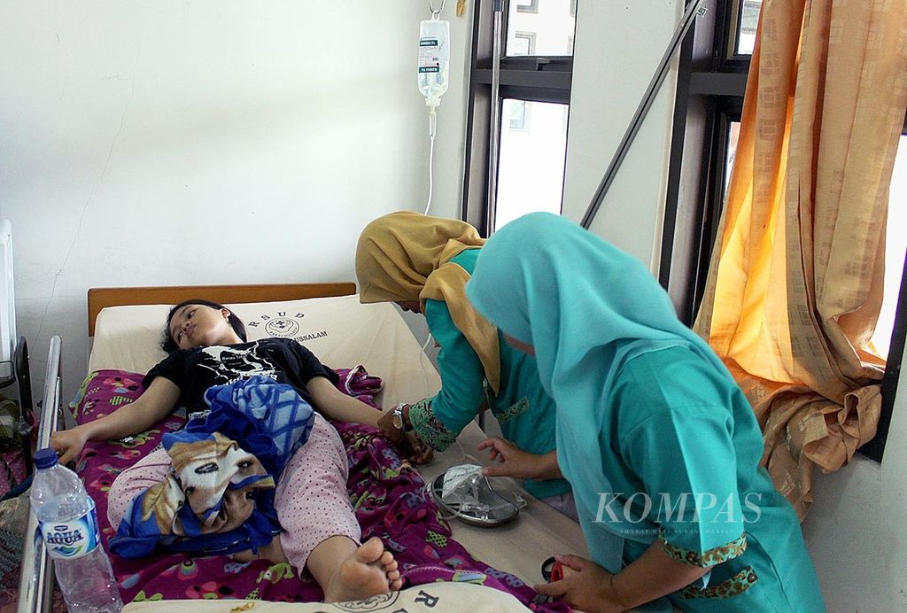 Ilustrasi. Jubaidah (16), warga Kampong Gelombang, Kecamatan Sultan Daulat, mendapat perawatan intensif dari tenaga medis pada Ruang Rawat Inap Kelas II Rumah Sakit Umum Daerah (RSUD) Kota Subulussalam, Aceh, Jumat (17/4/2015). 