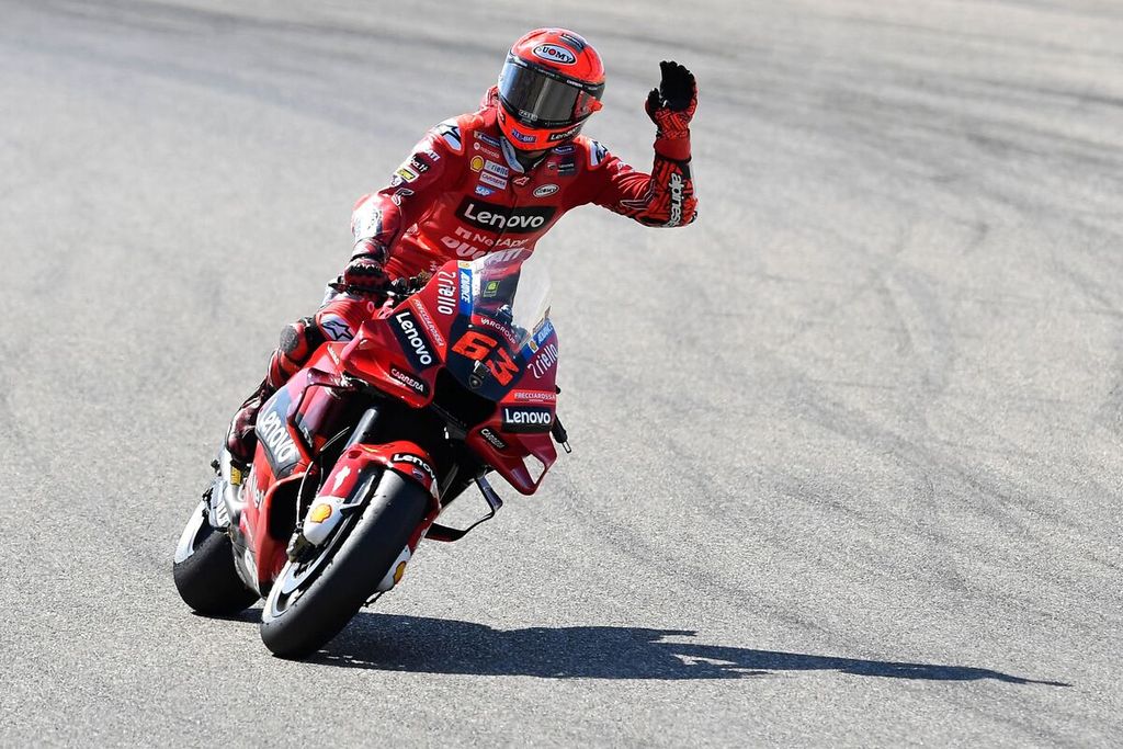 Pebalap tim Ducati Francesco Bagnaia merayakan keberhasilannya menjadi pebalap tercepat pada sesi kualifikasi MotoGP seri Aragon di Sirkuit Alcaniz, Aragon, Spanyol, Sabtu (17/9/2022). Bagnaia berhak start terdepan saat lomba.