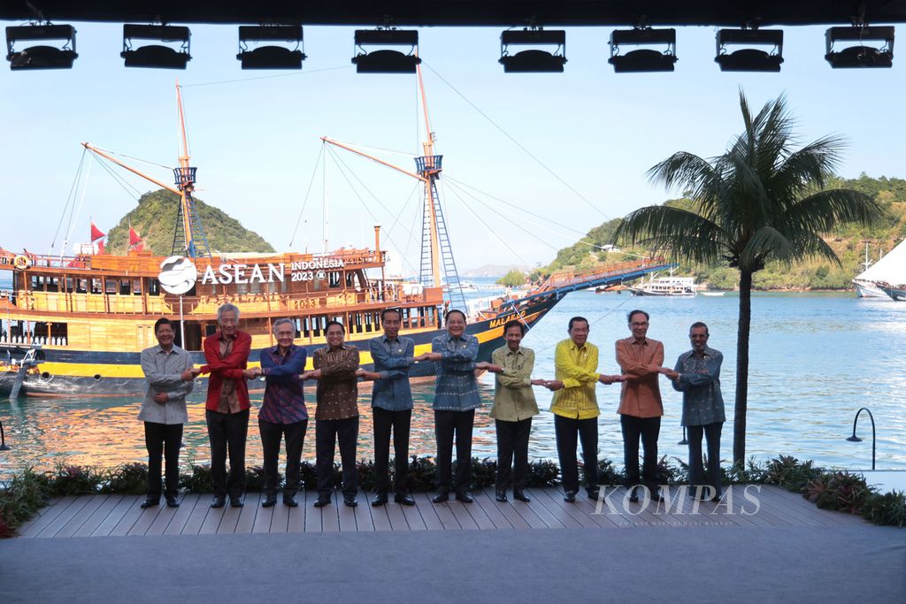 Para pemimpin ASEAN yang hadir dalam KTT Ke-42 ASEAN di Labuan Bajo, Kabupaten Manggarai Barat, Nusa Tenggara Timur, mengenakan baju tenun bermotif mata manuk, motif khas Manggarai Barat. Mereka berpose di serambi Hotel Meruorah dengan latar belakang pinisi yang berlabuh di Teluk Labuan Bajo pada Kamis (11/5/2023). Dari kiri ke kanan, Presiden Filipina Ferdinand Romualdez Marcos Jr, Perdana Menteri (PM) Singapura Lee Hsien Loong, Deputi Perdana Menteri sekaligus Menteri Luar Negeri Thailang Don Pramudwinai, PM Vietnam Pham Minh Chinh, Presiden Indonesia Joko Widodo, PM Laos Sonexay Siphandone, Sultan Brunei Darussalam Hassanal Bolkiah, PM Kamboja Hun Sen, PM Malaysia Anwar Ibrahim, dan PM Timor Leste Taur Matan Ruak. KOMPAS/HERU SRI KUMORO 11-05-2023