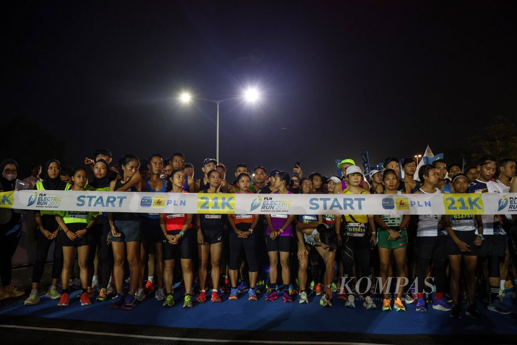 Para pelari bersiap sebelum<i> flag off</i> PLN Electric Run 2023 di Gading Serpong, Kabupaten Tangerang, Provinsi Banten, Minggu (10/12/2023). PLN Electric Run yang merupakan ajang lari kolaborasi PLN dengan harian<i> Kompas</i> diikuti sebanyak 5.000 peserta. 