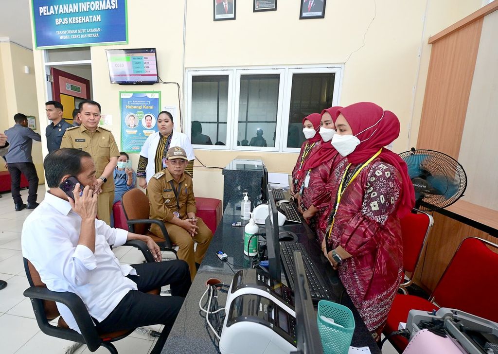 Presiden Joko Widodo meninjau Rumah Sakit Umum Daerah (RSUD) Rupit di Kabupaten Musi Rawas Utara, Sumatera Selatan, Kamis (30/5/2024). Dalam kunjungan tersebut, Presiden Jokowi menelepon Dirut Perusahaan Listrik Negara karena menjumpai infrastruktur listrik rumah sakit yang tidak memadai.