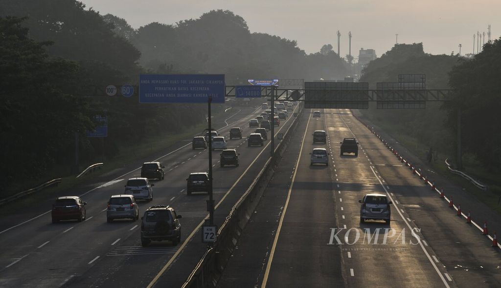 Kendaraan melewati Km 72 Tol Jakarta Cikampek menuju ke Gerbang Tol Cikampek Utama, Karawang, Jawa Barat, Jumat (6/5/2022). 