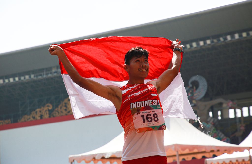 Selebrasi kemenangan atlet atletik paralimpiade klasifikasi T37 andalan Indonesia Sapto Yogo Purnomo setelah menjadi yang tercepat pada final 100 meter putra ASEAN Para Games 2022 di Stadion Manahan Surakarta, Jawa Tengah, Senin (1/8/2022).