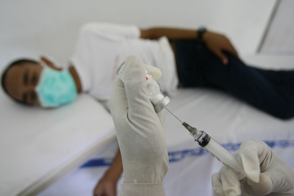 Dokter memberikan obat kepada pasien TBC di Poliklinik Tuberculosis Multidrug Resistant (TBC MDR) Rumah Sakit Umum Pusat Persahabatan, Jakarta.