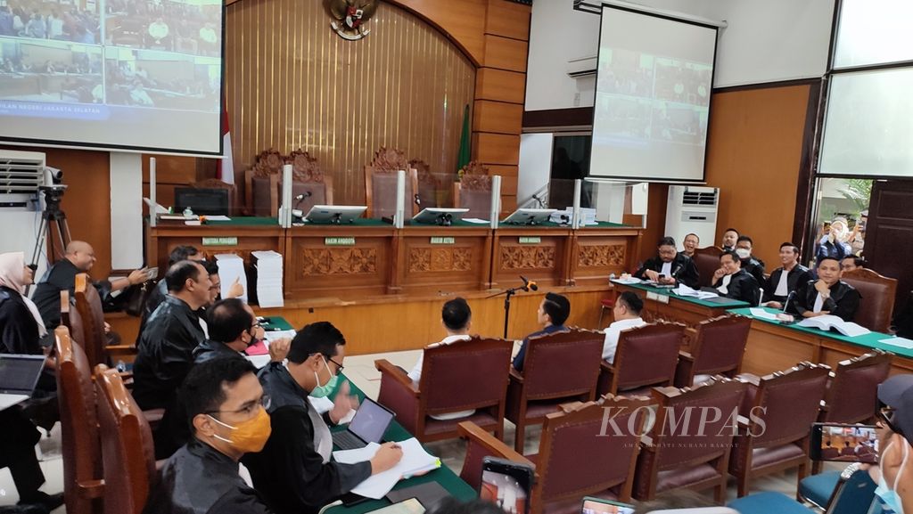 Suasana sidang pembunuhan berencana Nofriansyah Yosua Hutabarat dengan agenda pemeriksaan saksi terhadap terdakwa Ricky Rizal dan Kuat Maruf di Pengadilan Negeri Jakarta Selatan, Rabu (30/11/2022). 