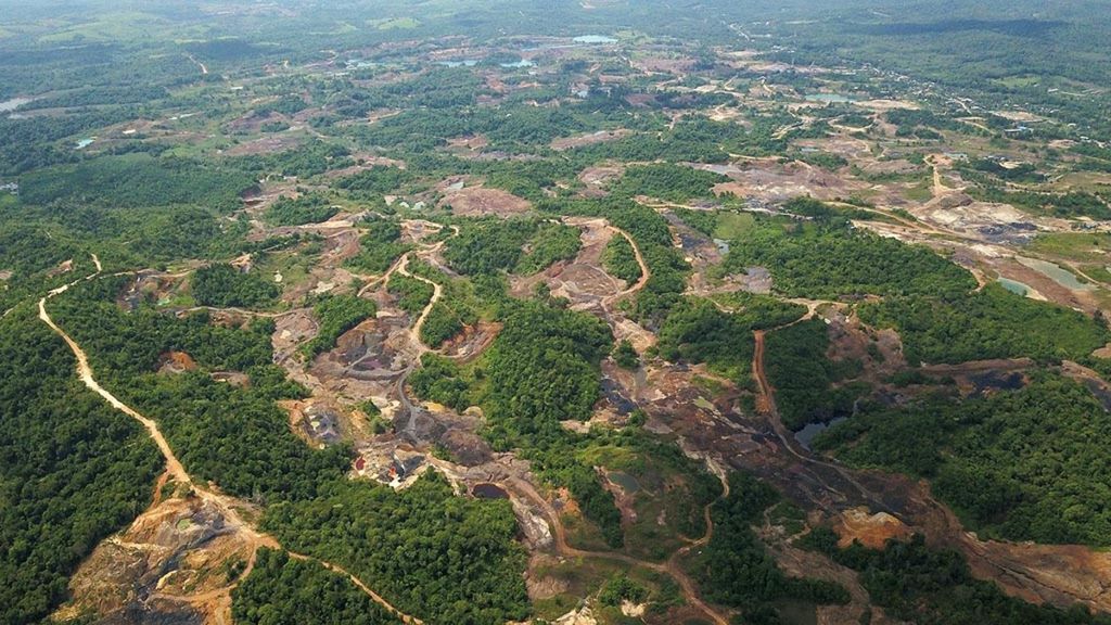 Tambang batubara yang masih beroperasi di kawasan konservasi Taman Hutan Raya Bukit Soeharto, Kutai Kartanegara, Kalimantan Timur, Jumat (23/11/2018). 