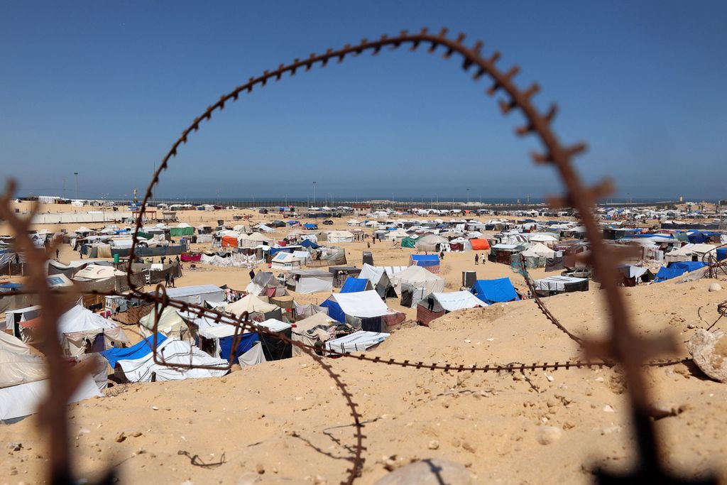 Kawat berduri mengelilingi kamp pengungsi Palestina di Rafah, Jalur Gaza selatan, Kamis (9/4/2024). 