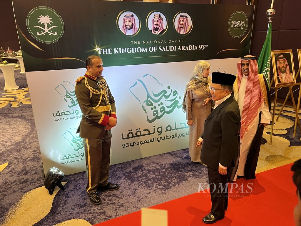 Wakil Presiden RI periode 2004-2009 dan 2014-2019 Jusuf Kalla berjalan memasuki ruang resepsi Hari Nasional Ke-93 Arab Saudi di Jakarta, Senin (25/9/2023). 