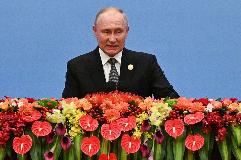 Presiden Rusia Vladimir Putin tengah berbicara dalam upacara pembukaan Forum Kerja sama Internasional Sabuk dan Jalan di Beijing, 18 Oktober 2023. 