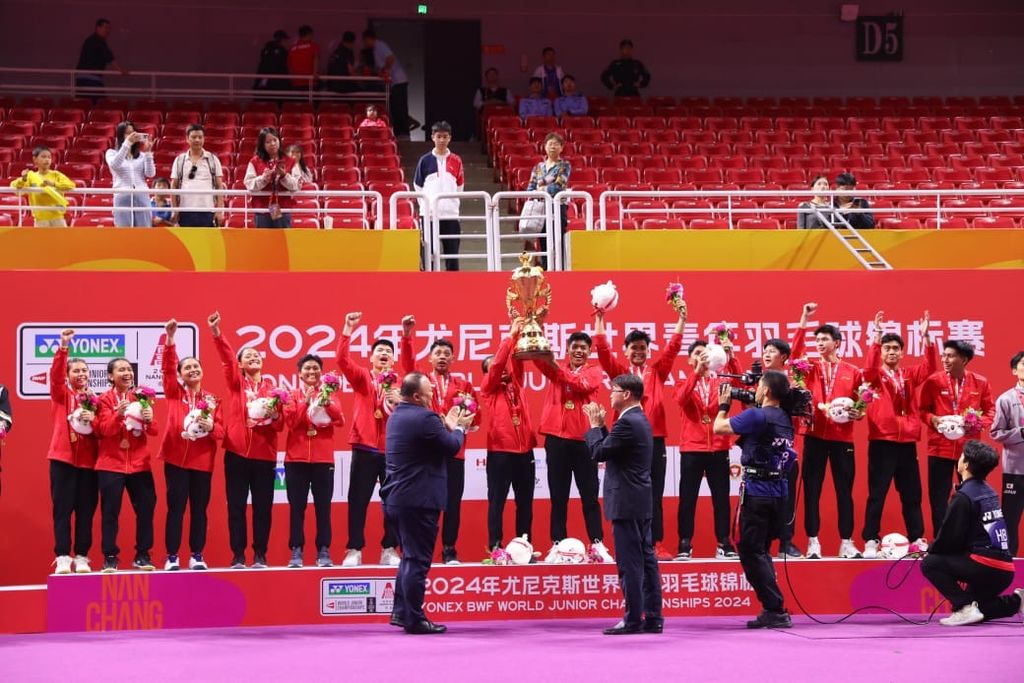 Tim Indonesia di podium juara dengan Piala Suhandinata setelah mengalahkan China pada partai final, Sabtu (5/10/2024).