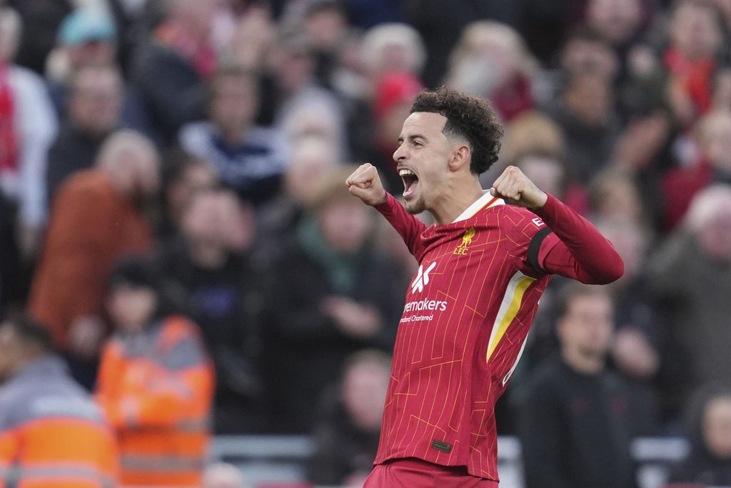 Gelandang Liverpool, Curtis Jones, merayakan golnya ke gawang Chelsea pada laga Liga Inggris di Anfield, Minggu (20/10/2024) malam. Liverpool menang 2-1 atas Chelsea.