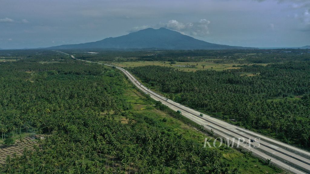 Foto udara Jalan Tol Bakauheni-Terbanggi Besar (Bakter) Km 33 di Kecamatan Kalianda, Kabupaten Lampung Selatan, Lampung, Sabtu (15/10/2022). 