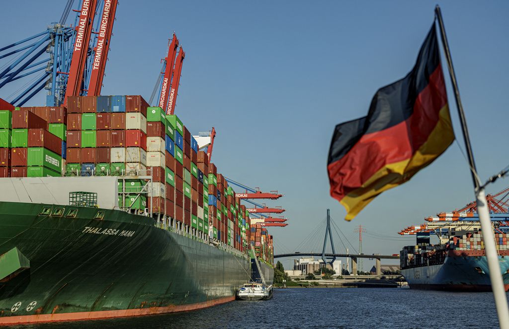 Kapal pengangkut peti kemas meninggalkan pelabuhan di salah satu terminal di Hamburg Port Logistics Inc, di Hamburg, Jerman, 22 Juni 2022. Perdagangan dunia terdampak oleh fenomena deglobalisasi. 