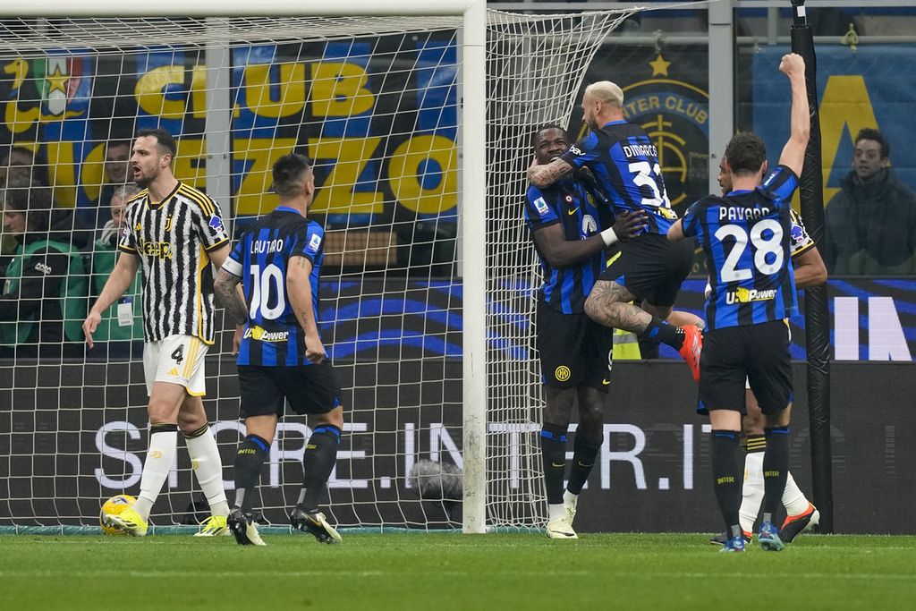 Pemain Inter Milan bersukaria setelah pemain Juventus, Federico Gatti (kiri), mencetak gol bunuh diri pada laga Liga Italia di Stadion Giuseppe Meazza, Milan, Minggu (4/2/2024). Inter menang 1-0 pada laga itu.