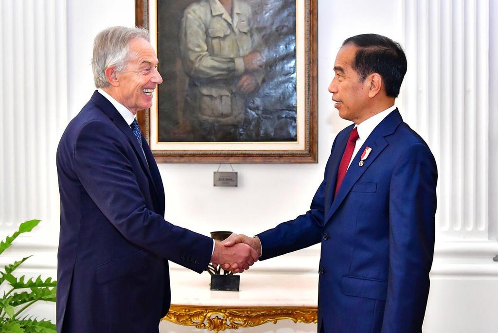 Presiden Joko Widodo menerima Tony Blair, mantan PM Inggris yang juga Executive Chairman Tony Blair Institute, di Istana Merdeka, Jakarta, Kamis (18/4/2024). Investasi sektor energi baru terbarukan sampai transformasi digital dibahas.
