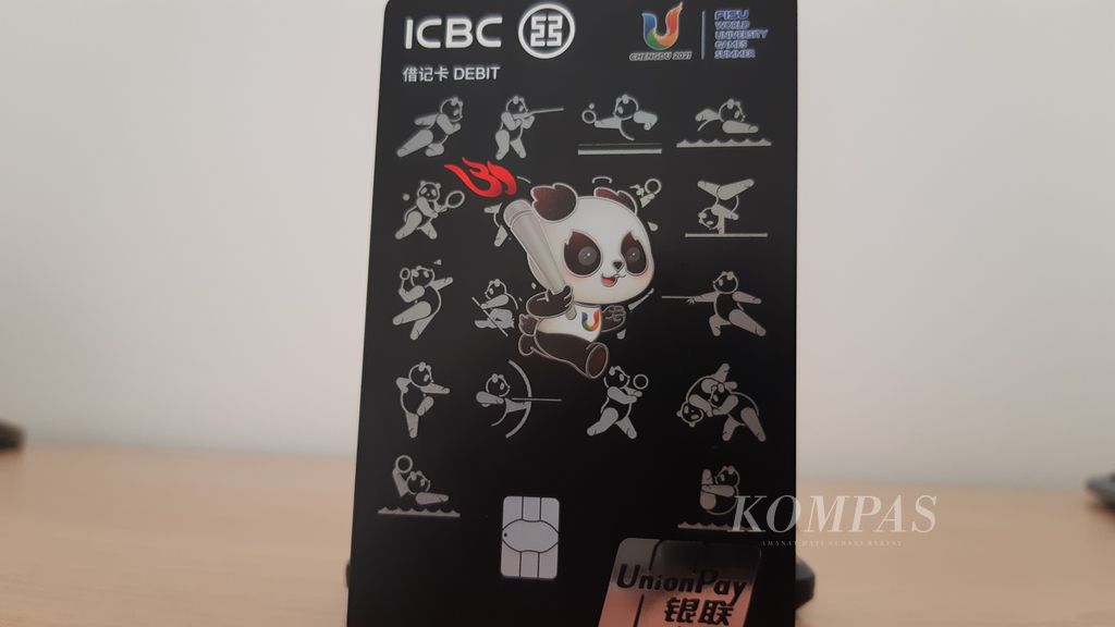 Suvenir dari Bank ICBC. Suvenir ini bisa ditukar dengan pin kontingen. Bank ini menyediakan konter penukaran uang di Wisma Atlet Universiade yang berada di Universitas Chengdu, China.