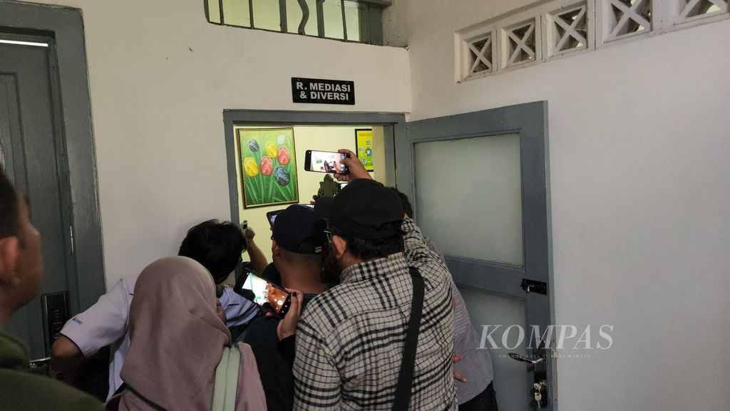 Awak media mengabadikan momen sebelum mediasi kedua antara Almas Tsaqibbirru dan Gibran Rakabuming Raka ditempuh, di Pengadilan Negeri Surakarta, Kota Surakarta, Jawa Tengah, Senin (12/2/2024). 