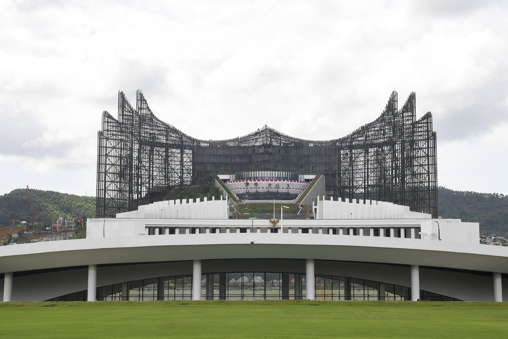 Suasana Istana Negara dan Istana Garuda difoto dari Sumbu Kebangsaan di IKN, Penajam Paser Utara, Kalimantan Timur, Jumat (9/8/2024). 