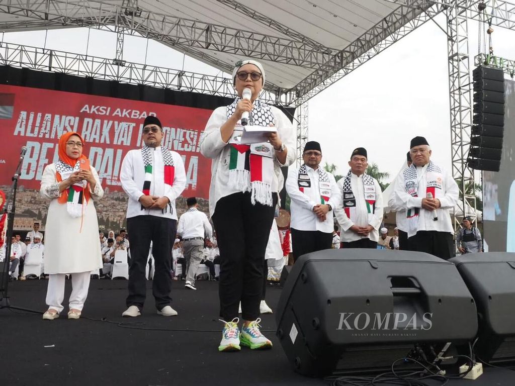 Menteri Luar Negeri Retno Marsudi membacakan puisi saat aksi unjuk rasa mendukung Palestina, Minggu (5/11/2023), di kawasan Monumen Nasional, Jakarta.