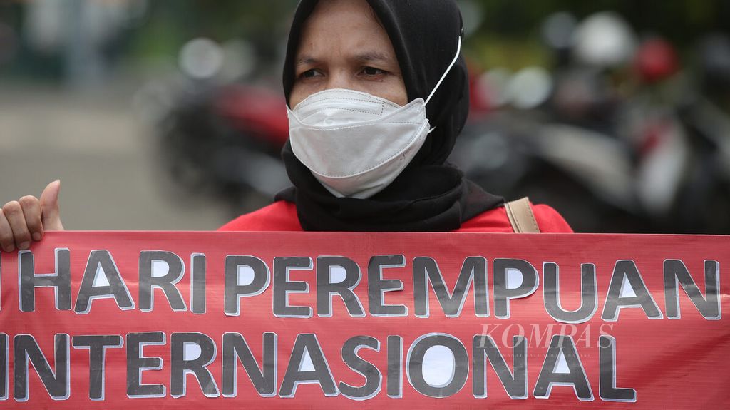 Aktivis memegang poster saat hadir dalam aksi menyambut hari perempuan sedunia di kawasan sekitar Bundaran Bank Indonesia, Jakarta, Senin (8/3/2021). Mereka menyuarakan berbagai permasalahan yang dihadapi perempuan di Indonesia, antara lain masih terjadinya kekerasan terhadap perempuan serta kesetaraan dalam berbagai hal.