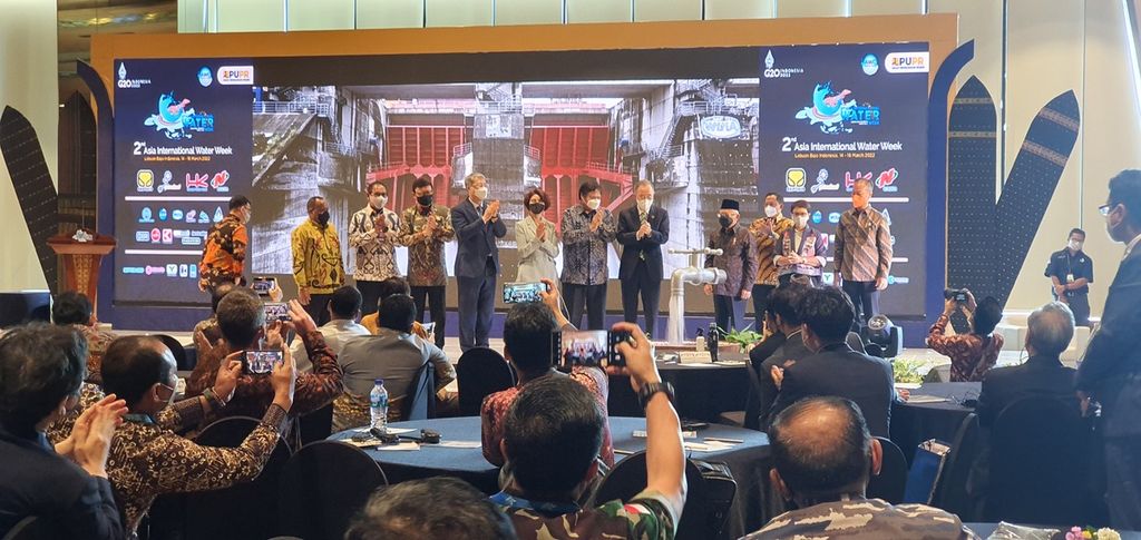 Wakil Presiden Maruf Amin memutar keran sebagai tanda diresmikannya pembukaan The 2nd Asia International Water Week, Labuan Bajo, Manggarai Barat, Nusa Tenggara Timur, Senin (14/3/2022). Acara berlangsung sampai 16 Maret 2022.