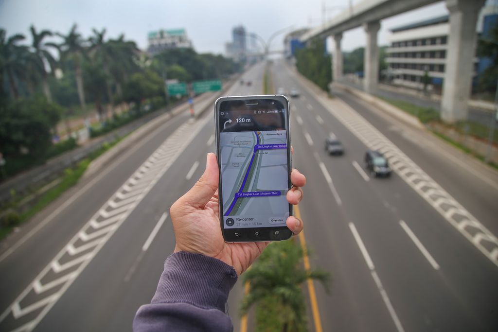 Ilustrasi aplikasi navigasi untuk petunjuk arah pengguna jalan.