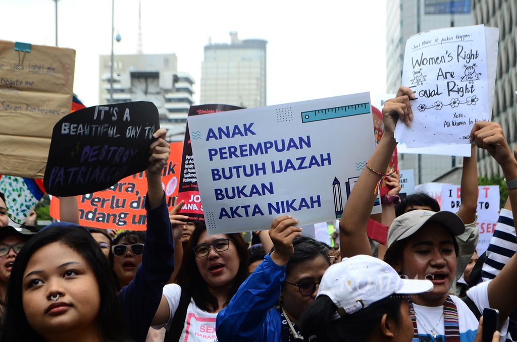 Pengunjuk rasa membentangkan poster dalam peringatan Hari Perempuan Sedunia 2020 di Jalan MH Thamrin, Jakarta Pusat, Maret 2020. Mereka menyuarakan kesetaraan jender dan penuntasan kasus kekerasan terhadap perempuan.