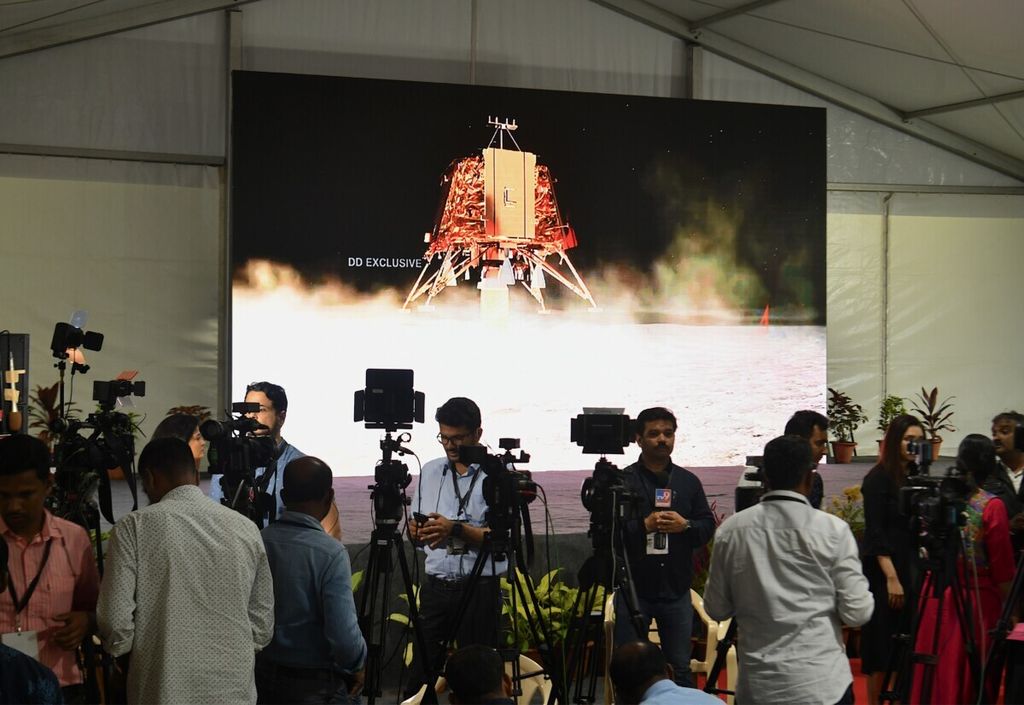 Anggota media India meliput perkembangan misi ruang angkasa Chandrayaan-2 di fasilitas ISRO Telemetry Tracking dan Command Network (ISTRAC) di Bangalore, pada 6 September 2019. 