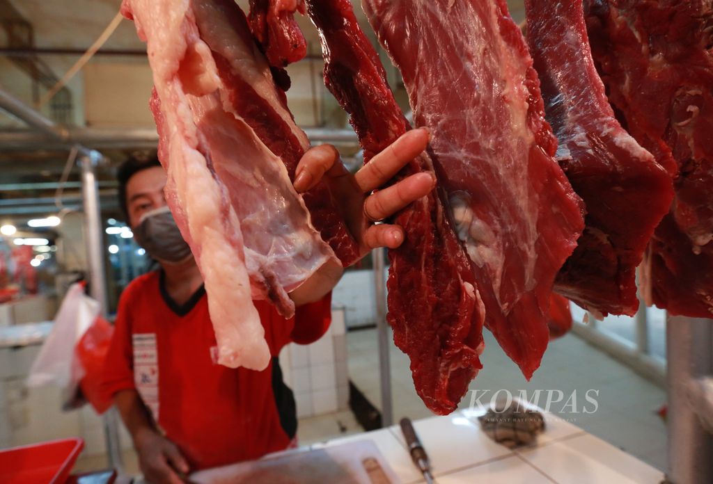 Pedagang daging sapi mempersiapkan daging dagangannya di pasar Mayestik, Kebayoran Baru, Jakarta Selatan, Minggu (13/3/2022). Harga daging sapi khas dalam saat ini berada di harga Rp 160.000 atau naik Rp 10.000 per kilogram. Sementara harga daging sapi murni Rp 140.000 dari sebelumnya Rp 130.000 per kilogram.