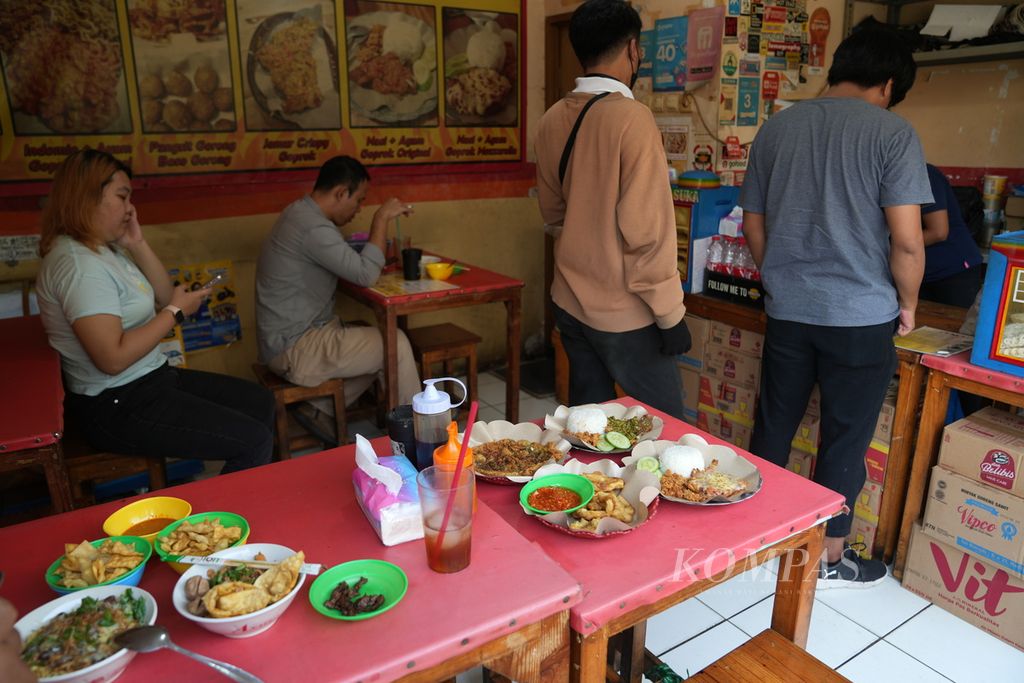  Suasana jam makan siang di Mie Ayam Sapi Pedes Sedep di Jalan Abuserin, Gandaria Selatan, Cilandak, Jakarta Selatan, Rabu (7/8/2024). Rata-rata sebanyak 200 porsi mi ayam terjual di Mie Ayam Sapi Pedes Sedep yang sudah berdiri sejak 2018 tersebut. Kuliner bermunculan di sekitar Stasiun MRT Cipete dalam dua tahun terakhir. 