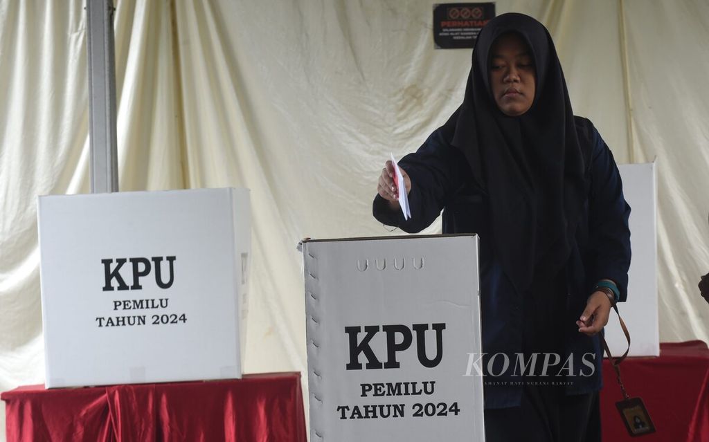 Warga memasukkan surat suara pemilihan presiden saat pemungutan suara ulang (PSU) Pilpres 2024 di Tempat Pemungutan Suara (TPS) 21 di Kelurahan Menanggal, Kecamatan Gayungan, Surabaya, Sabtu (24/2/2024). 