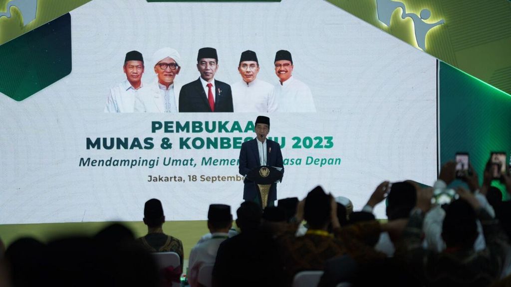 Presiden Joko Widodo memberikan pidato sambutan saat acara pembukaan Musyawarah Nasional (Munas) Alim Ulama dan Konferensi Besar (Konbes) Nahdlatul Ulama 2023 di Pondok Pesantren Al Hamid, Cilangkap, Jakarta Timur, Senin (18/9/2023).