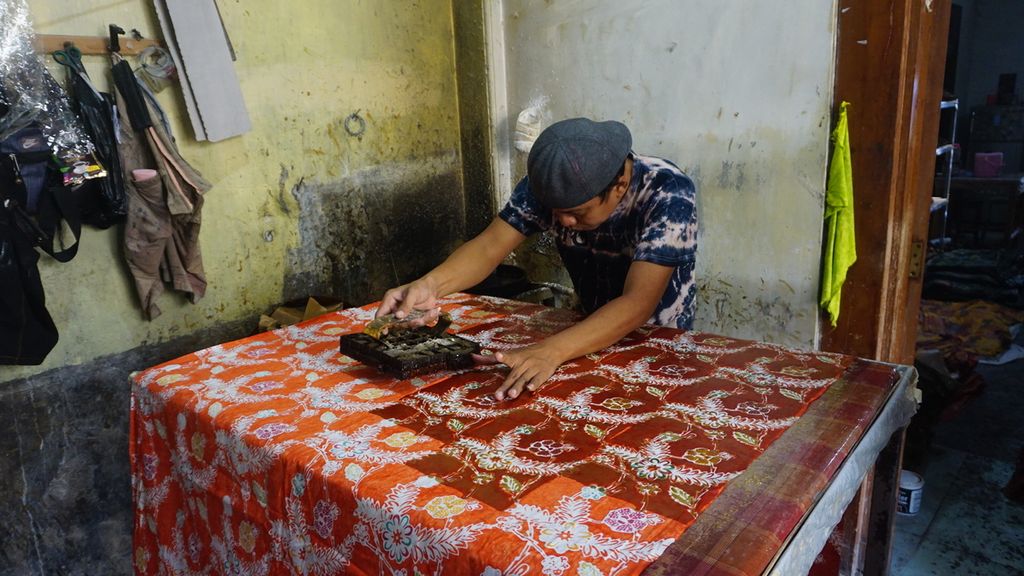 Seorang pegawai tengah mengolah batik cap di Kampung Batik Kauman, Kota Surakarta, Jawa Tengah, Sabtu (2/10/2021). Pelaku usaha batik di kampung tersebut mulai bangkit dengan pemasaran digital di tengah pandemi Covid-19.