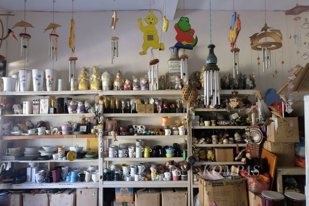 Koleksi-koleksi keramik di galeri milik Syamsul Arifin, perajin keramik di Dinoyo, Kecamatan Lowokwaru, Kota Malang, Selasa (4/4/2023). Kampung ini menjadi salah satu kampung yang kerap disinggahi jika ingin berbelanja keramik.