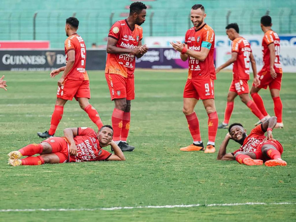 Pemain Bali United, Eber Bessa (kiri bawah) dan Privat Mbarga (kanan bawah), saat merayakan gol ke gawang PSM Makassar di Stadion Sultan Agung, Bantul, Daerah Istimewa Yogyakarta, Jumat (20/1/2023). Pertandingan pekan ke-19 BRI Liga 1 2022/2023 ini berakhir imbang 2-2.